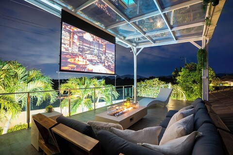 키라 자판디 이스케이프, 사우나, 루프탑 시네마