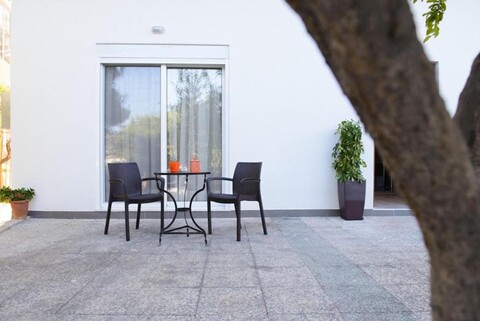 해변 근처의 알리모스 모던 리트리트