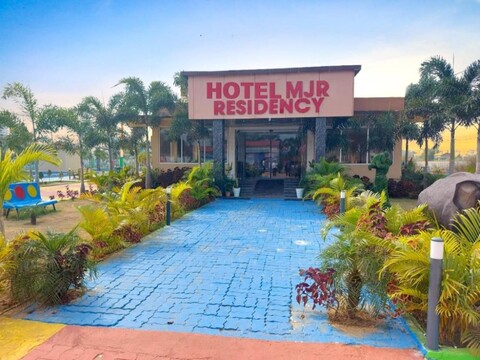 Swimming Pool Hotel Goroomgo MJR Puri with Free Pickup and Drop From Sea Beach