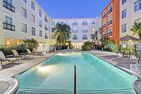 엠버시 스위트 바이 힐튼 발렌시아