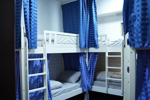 해변 근처의 프리 짐과 수영장, 이층 침대