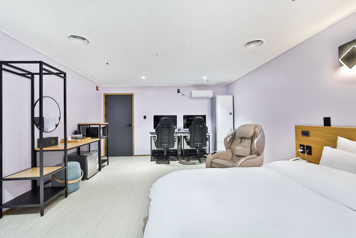 room detail thumbnail 2