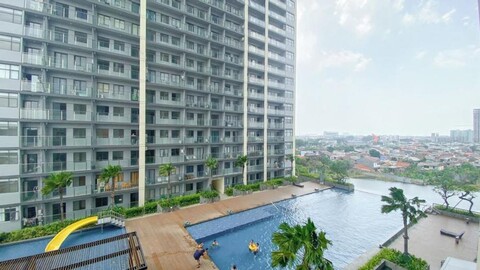 Comfort 1BR with Working Room at Daan Mogot City Apartment By Travelio