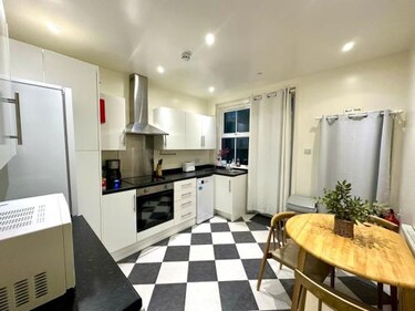 Delux Rooms Near City Centre