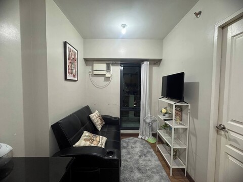 플레어 타워스 콘도, MRT 보니파시오와 쇼 근처, 그린필즈 내