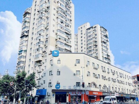 Waiting Residence Hotel (Shanghai Daning International Yanchang Road Subway Station)