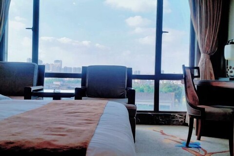 Jinpin Feicui Hotel (Pingzhou Yuqijie Subway Station Branch Pingnan)