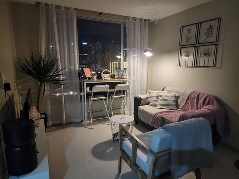 모든 것 근처의 파노라마 스카이라인 전망, 아늑한 분위기