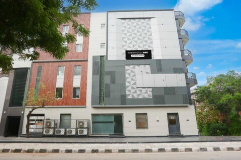 [Day Stay - 12 Hrs Slot: 8 AM to 8 PM] Townhouse Oak Samaypur Badli Metro