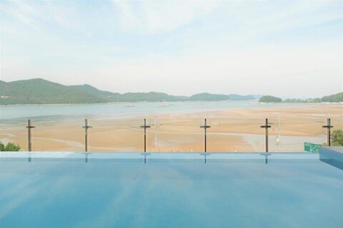 Grizzly Kids Pool Villa