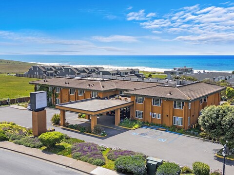 더 모건 산 시메온, 캄브리아 바이 허스트 캐슬