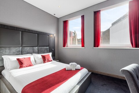 더 브라이슨 호텔