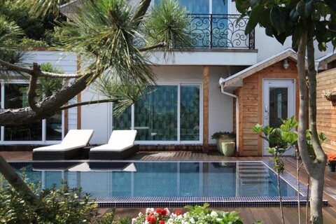 W Namhae Pool Villa Pension