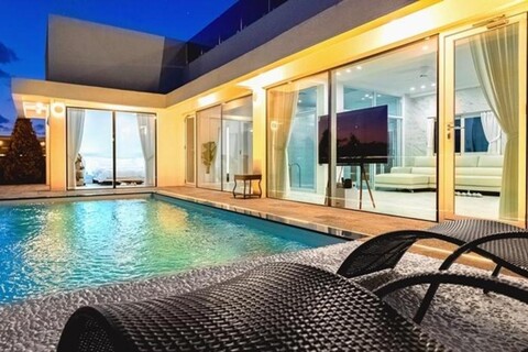 Noir Blanc Private Pool Villa