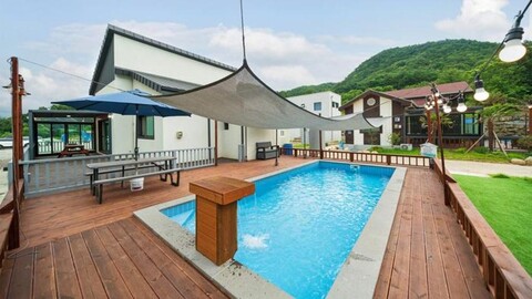 Wild Kids Pool Villa