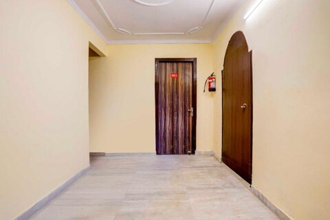 [Day Stay - 12 Hrs Slot: 8 AM to 8 PM] Collection O Rajapuri Bus Terminal Near Akash Hospital