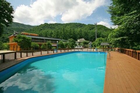 Lovers Valley Couple Family Group Pension