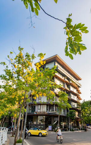 22Land Moon West Lake