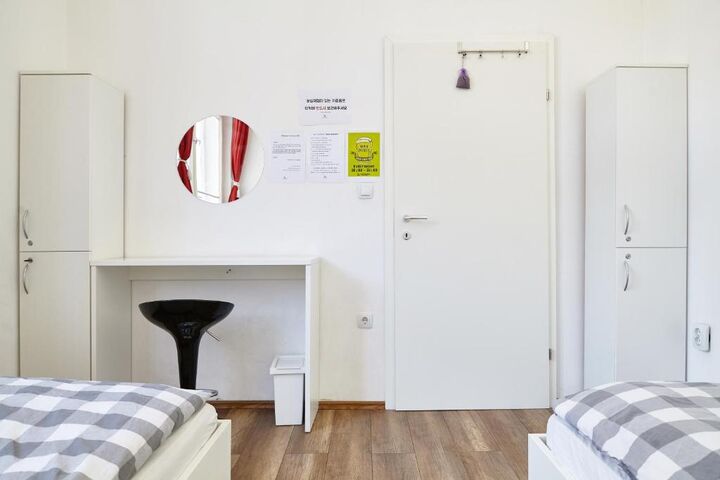 room detail thumbnail 1