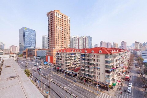 Zhiren Business Hotel (Shanghai Global Harbor Longde Road Subway Station)