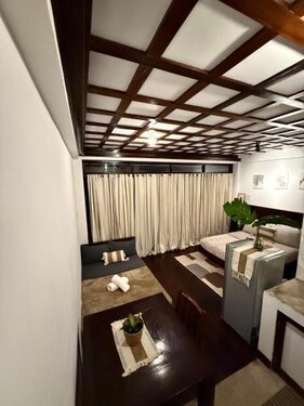 Minimalist Quad Room with WiFi - Near the beach and Main street - Ground Level