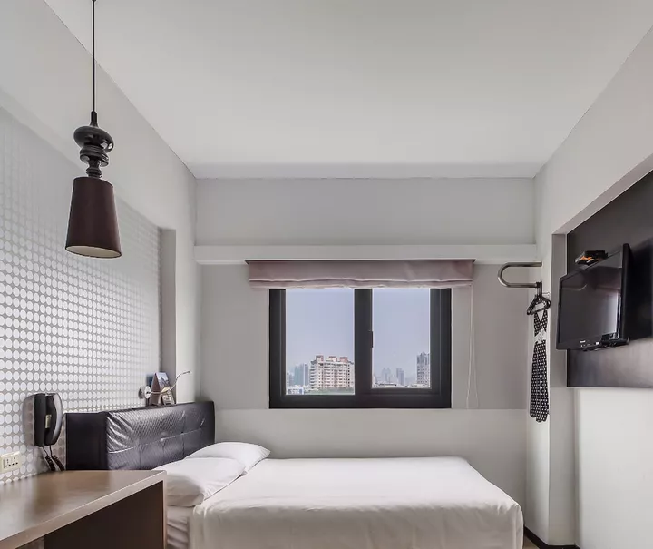 CHECK inn Express Kaohsiung Love River