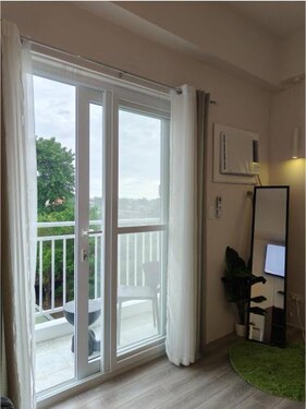 Lay Cozy Mactan with pool, gym and free WiFi just 5 mins near Airport