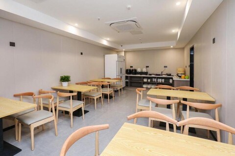 Kaju Hotel (Nanjing South Railway Station Shuanglong Avenue Subway Station)