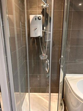 Gatwick Guest House - Short & Long Stay, Airport Parking, Airport Shuttle, Early & Late Check In - 4