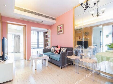 Fenghuang Impression Apartment (Shenzhen Huangbeiling Metro Station)