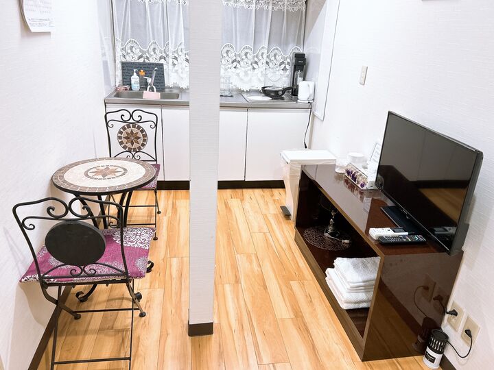 room detail thumbnail 2