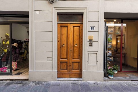 플로렌스의 새 아파트, MMega 제공