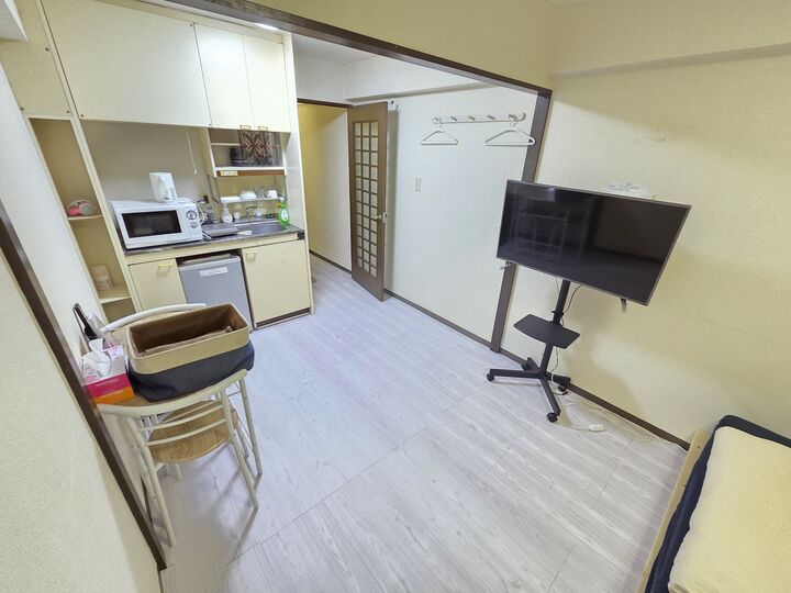 room detail thumbnail 2