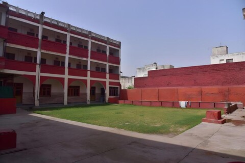 Hotel Goverdhan, walking to Raja Ki Mandi Railway and 3 kilometer from ISBT