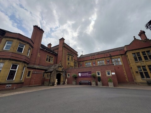 더 마운트 컨트리 매너 호텔 & 골프