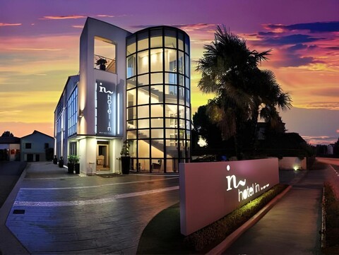 Hotel In - Lounge Room