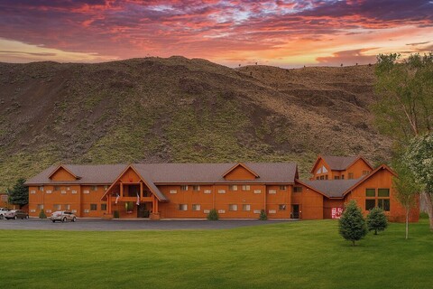 옐로스톤 빌리지 인 앤드 스위트