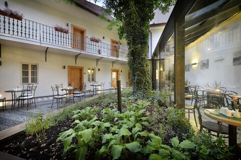 호텔 앳 더 화이트 릴리