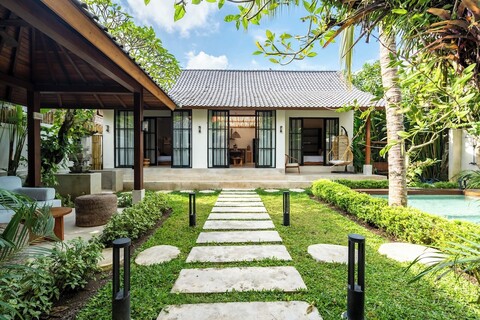 히자우 빌라 바이 EVDEkimi - 매력적인 2베드룸 휴식처, 수영장, 야외 라운지 및 무성한 정원 있음