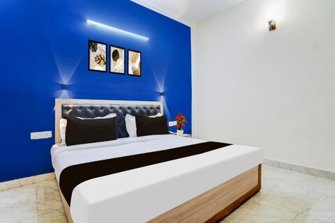 Super Collection O West Vinod Nagar Metro Station Formerly Royal Inn