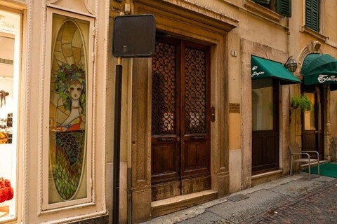 줄리엣 하우스 앞의 매혹적인 레지던스