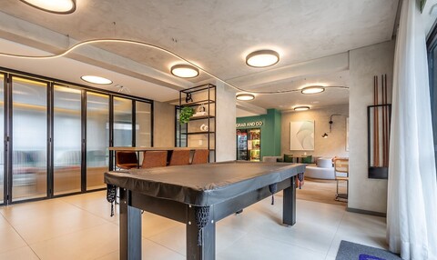 피네이로스-sp의 수영장과 체육관이 있는 빌딩 - VBP