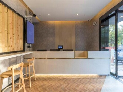 Lai Yi Hotel (Changji Road Anting Subway Station)