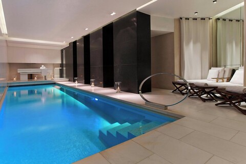 르 메트로폴리탄 파리 투르 에펠, 어 트리뷰트 포트폴리오 호텔