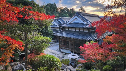 영화에서 본 사무라이 하우스, 히코산 근처