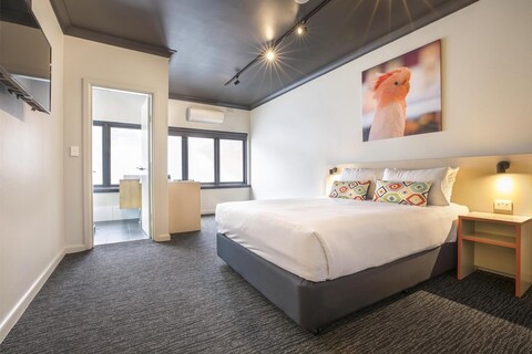 나이트캡 앳 체스터 힐 호텔