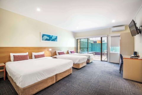 나이트캡 앳 하이 플라이어 호텔