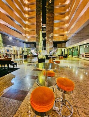 International Airport Flat