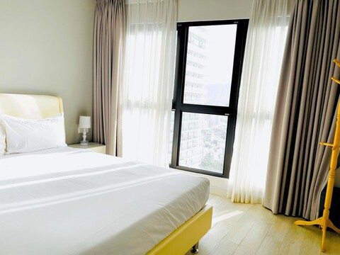 골드 코스트 아파트먼트, 산 빌리지 바이