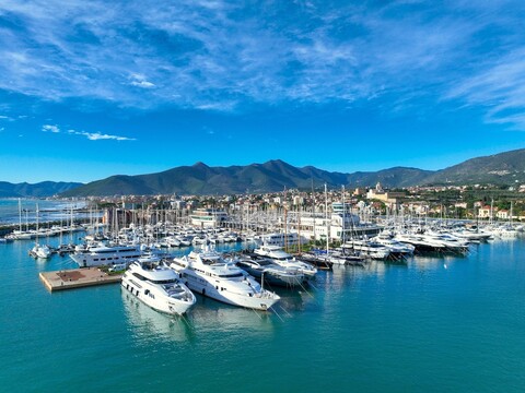 알베르고 요트 클럽 마리나 디 로아노